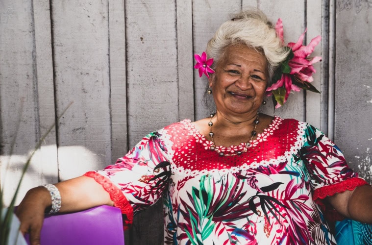Frau in Tahiti auf dem Markt