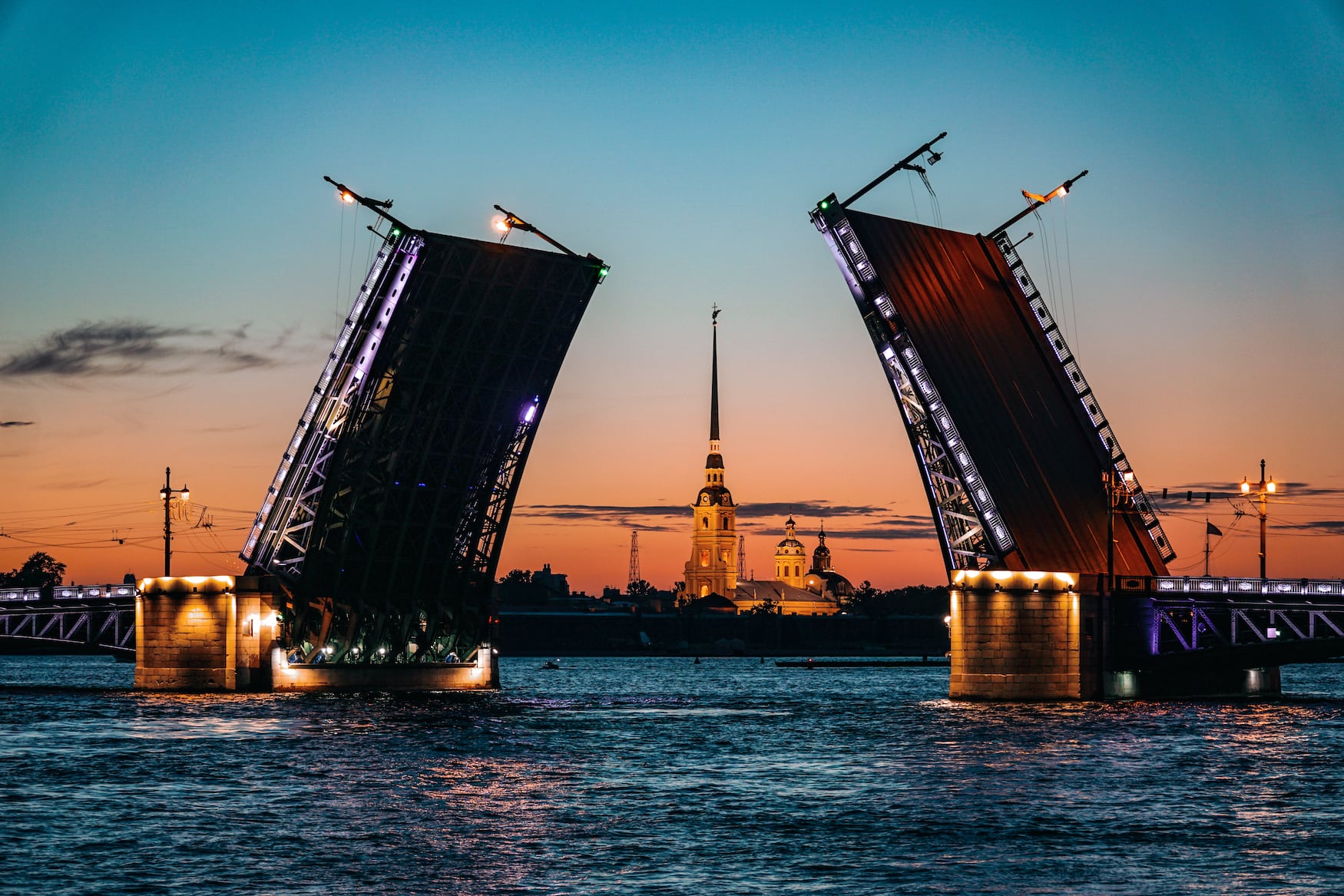 Geöffnete Schlossbrücke an der Newa in St. Petersburg bei Sonnenuntergang