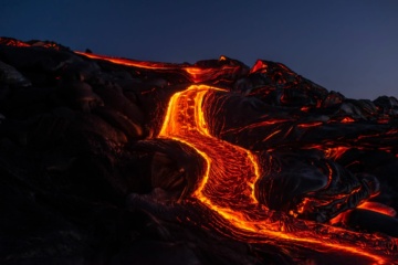 Lava fließt den Berg hinunter
