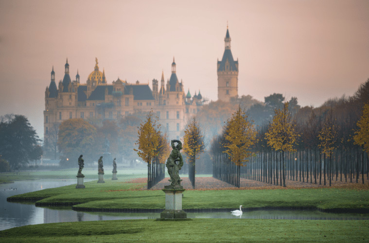 Malerischer Schlosspark mit Skulpturen im Morgennebel. | Timm Allrich