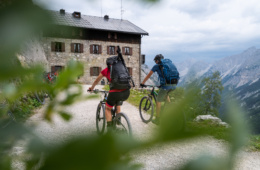 Zwei Radfahrer im Karwendelgebirge