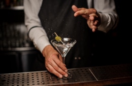 Barkeeper mischt einen Martini in einer Hotelbar
