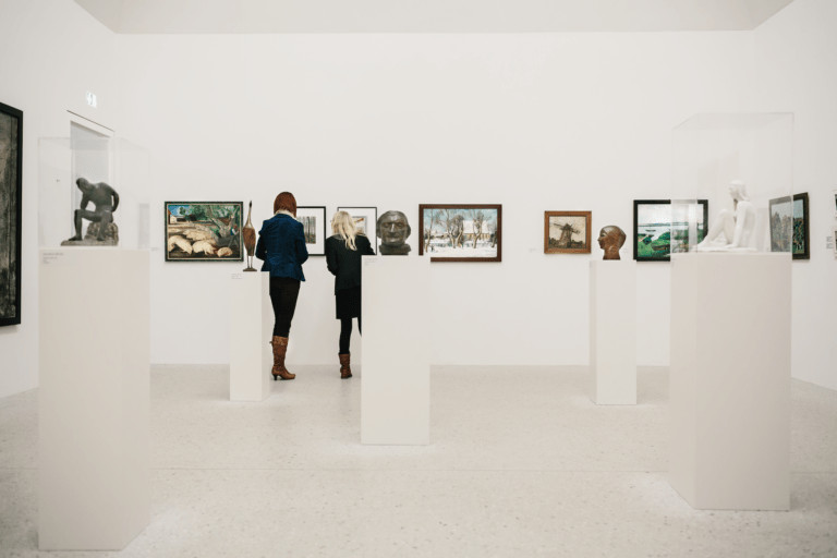 Für Kunstliebhaber lohnt es sich, im Ostseebad Ahrenshoop auf Entdeckungstour zu gehen. In der verträumten Künstlerkolonie haben sich Maler, Bildhauer, Glasbläser und Schmuckgestalter mit ihren Ateliers niedergelassen. Selbst ein Kunstmuseum kann hier besichtigt werden. | TMV/Timo Roth