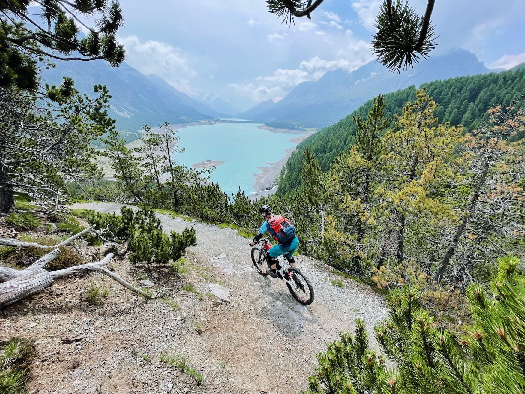 Mountainbiker unterwegs vor der Kulisse des Lago die Livigno in Italien