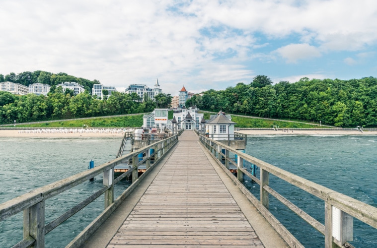 Logenplatz über dem Meer: Die türmchengekrönte Seebrücke ist das Wahrzeichen des Ostseebades Sellin.