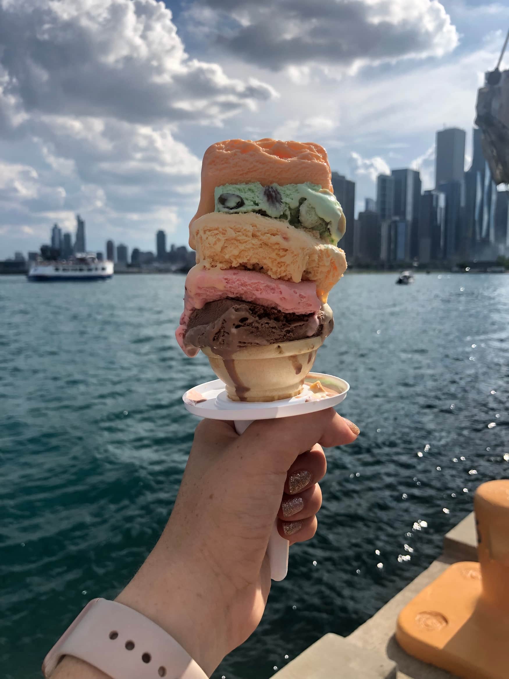 Chicago Tipps: Ein Rainbow Cone vor der Kulisse des Lake Michigan essen