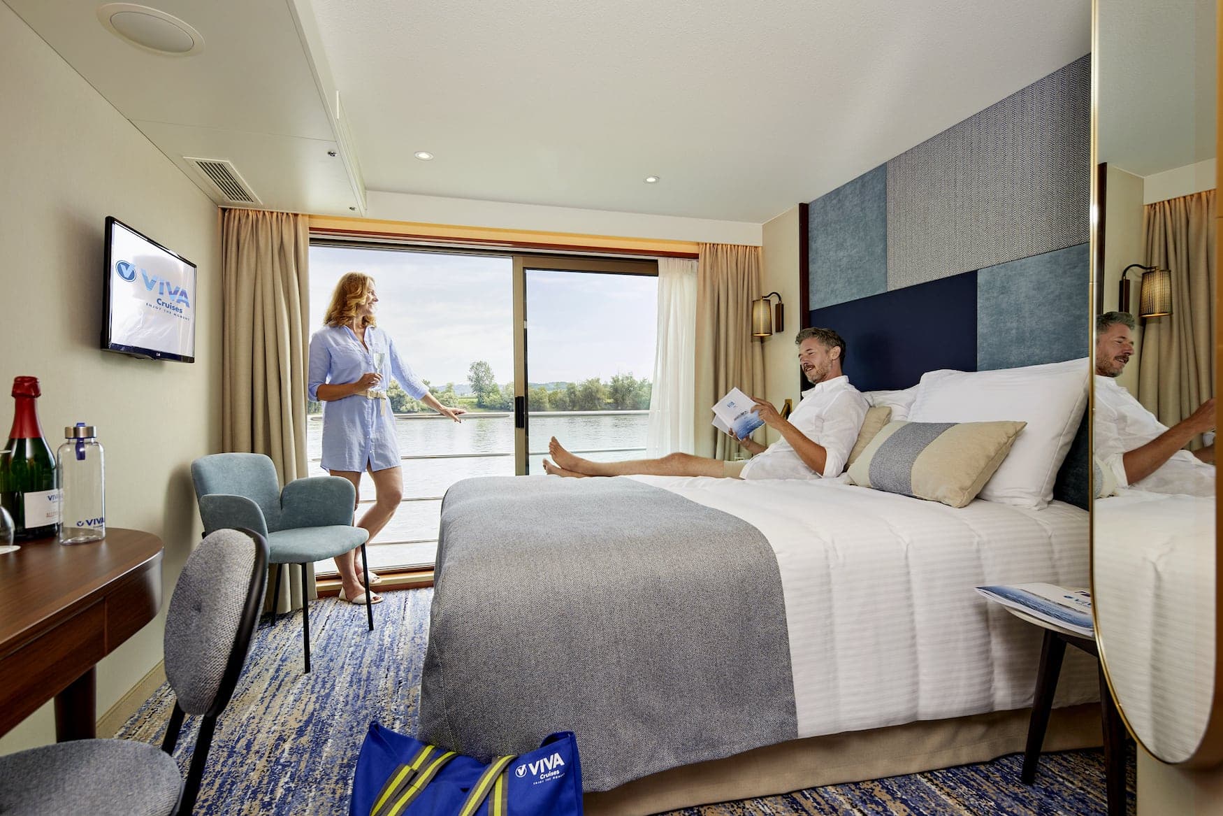 Ehepaar auf der Kabine der VIVA Cruises Flusskreuzfahrt über die Donau