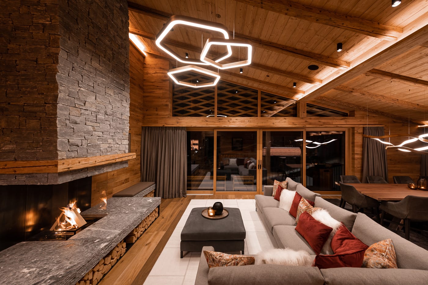 Wohnbereich im Arla Grand Alpine Home, einem der schönsten Chalets für den Winter