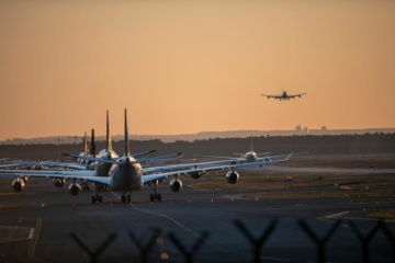 Flugzeuge auf Rollfeld am Frankfurter Flughafen