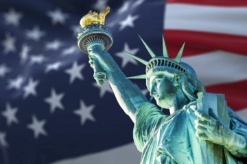 Einreise in die USA: Freiheitsstatue vor US-Flagge