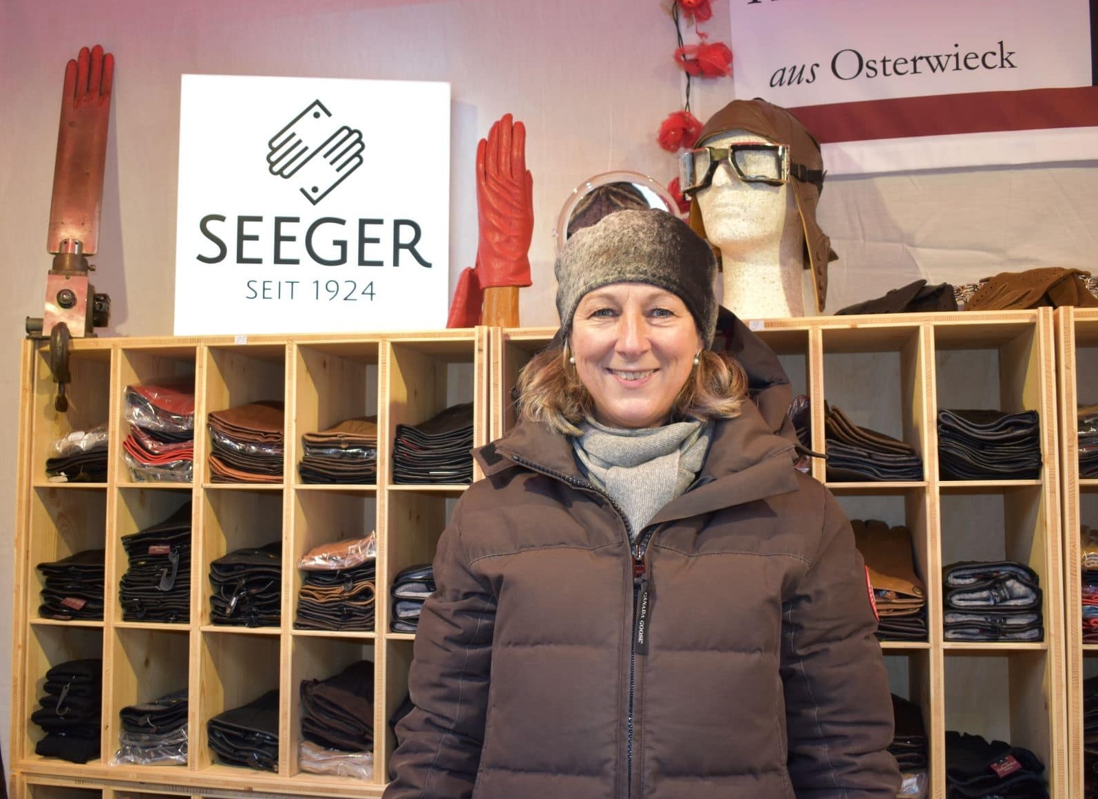 Buden-Verkäuferin Kathrin Seeger auf dem Weihnachtsmarkt in Köln 