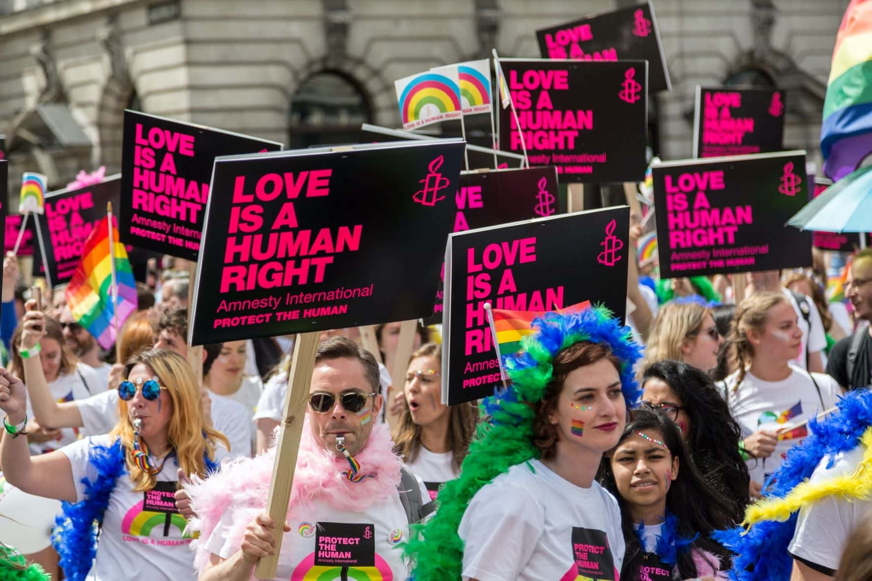 LGBT-Demonstranten mit dem Slogan "Love is a human right"