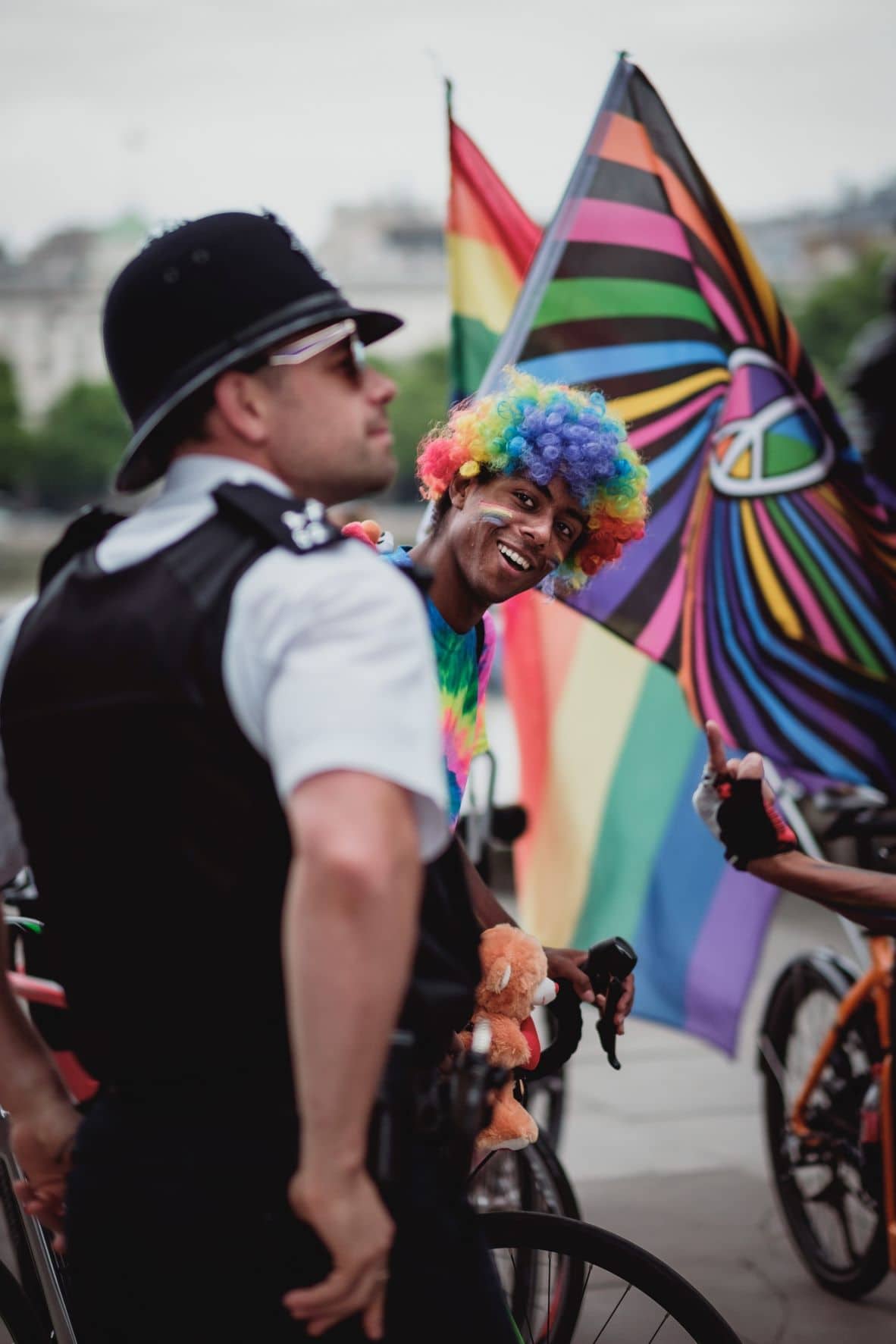 LGBT-Demonstrationsteilnehmer sucht Aufmerksamkeit eines Polizisten 