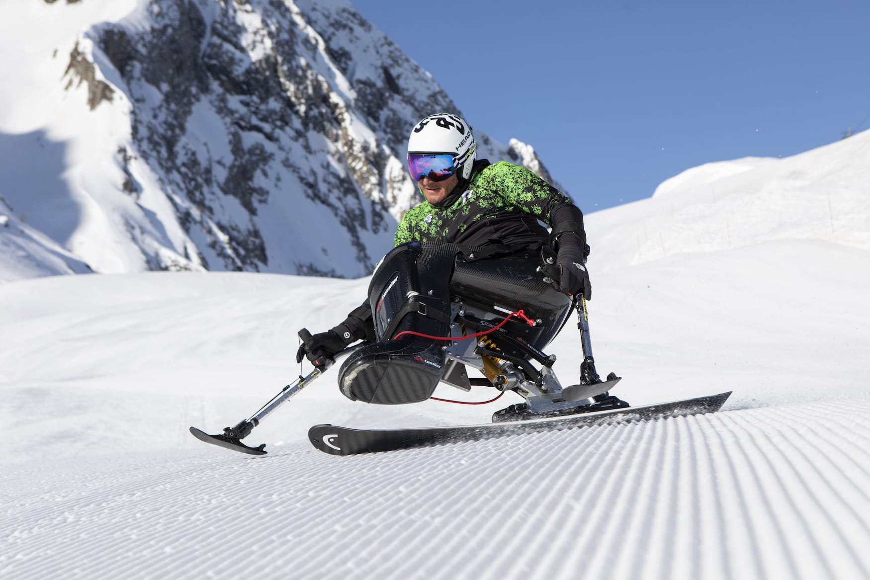 In Tessin in der Schweiz bietet Weltcup-Athlet und Paralympics-Star Murat Pelit mit seinem Unternehmen Ti-Rex Sport Skikurse für Gehbehinderte an.