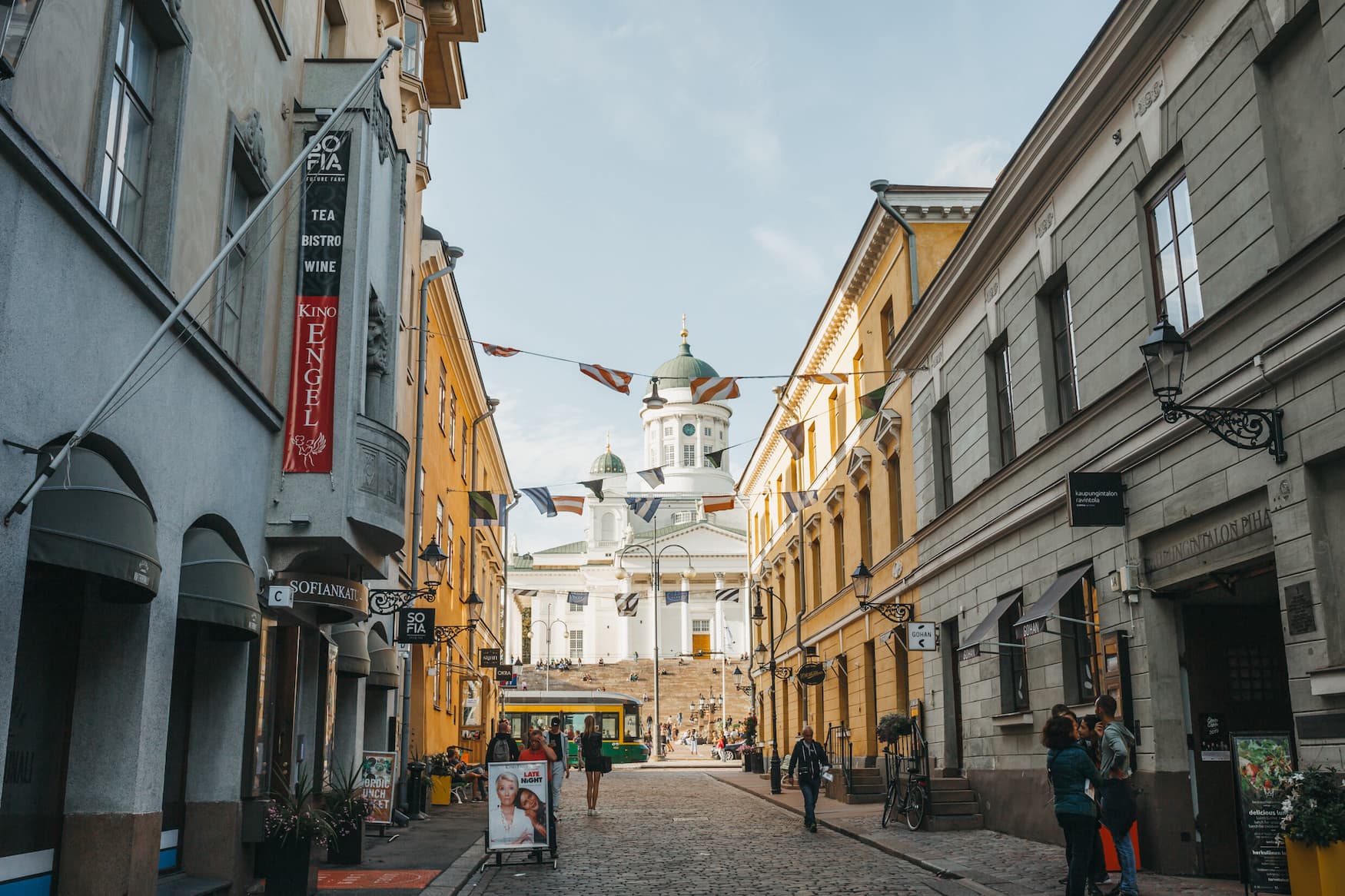 Seitenstraße führt zur Kathedrale in Helsinki, der finnischen Hauptstadt, die sich sehr für Nachhaltigkeit einsetzt