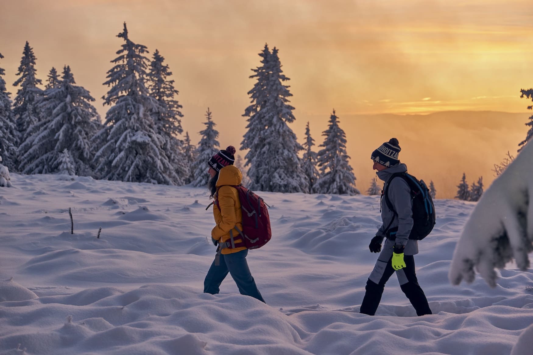 Frühaufsteher nutzen die frühen Morgenstunden für Winteraktionen wie das Wandern durch eine Schneelandschaft im Zillertal.