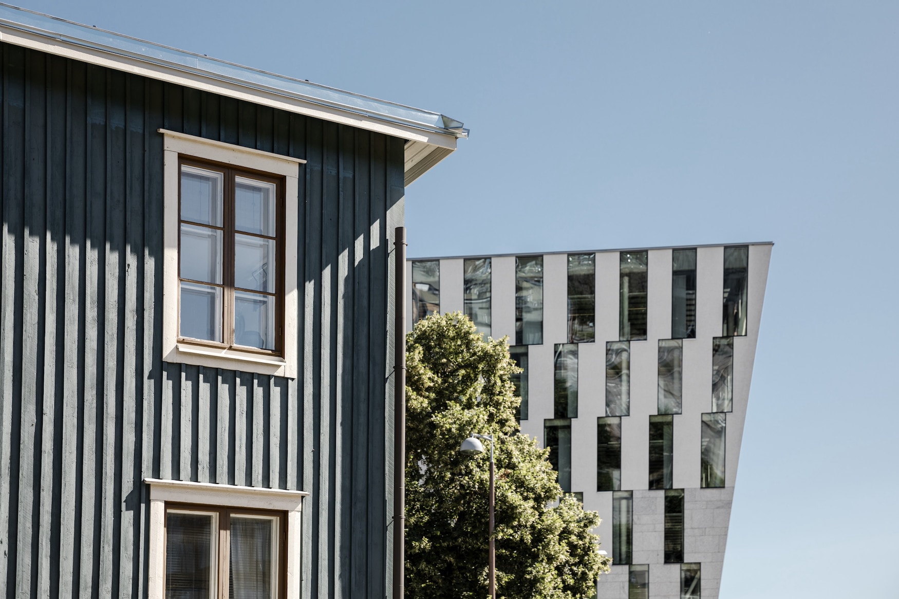 Moderne Architektur trifft auf nachhaltige Bauten aus Holz in 