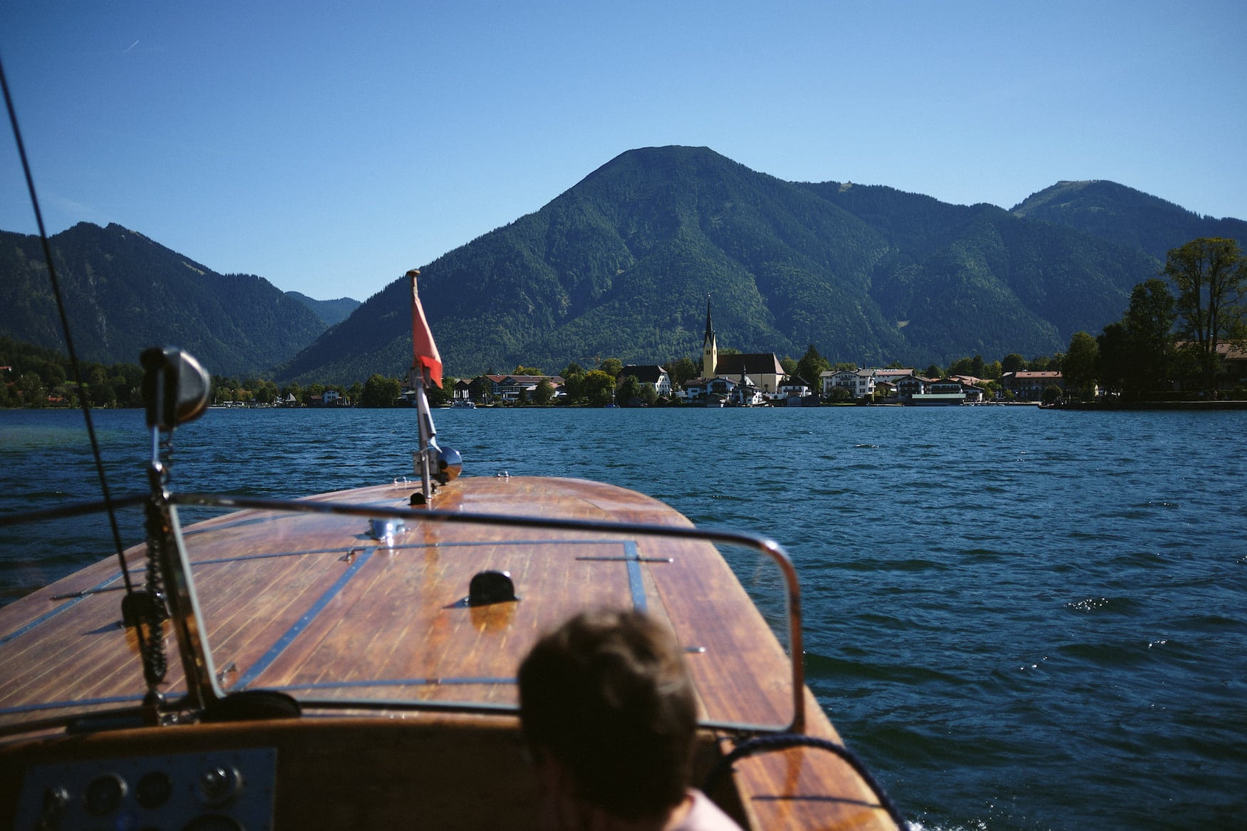 Bootsfahrt über den Tegernsee in Bayern an einem sonnigen Tag