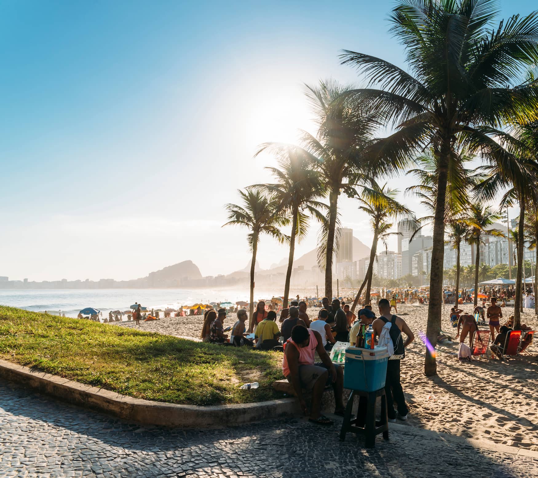 Junge Menschen am Strand der Copacabana in Rio de Janeiro, einer der schönsten Strände in Südamerika