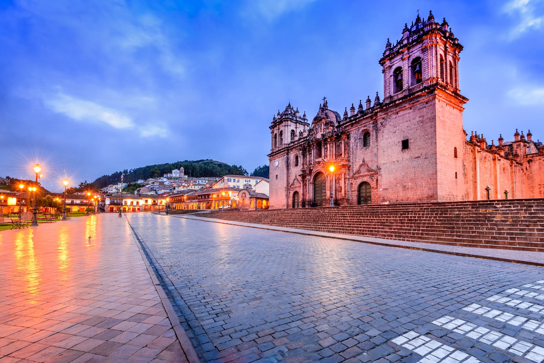 Blaue Stunde in Cuzco, einer der Städte in Südamerika, die ihr besucht haben solltet