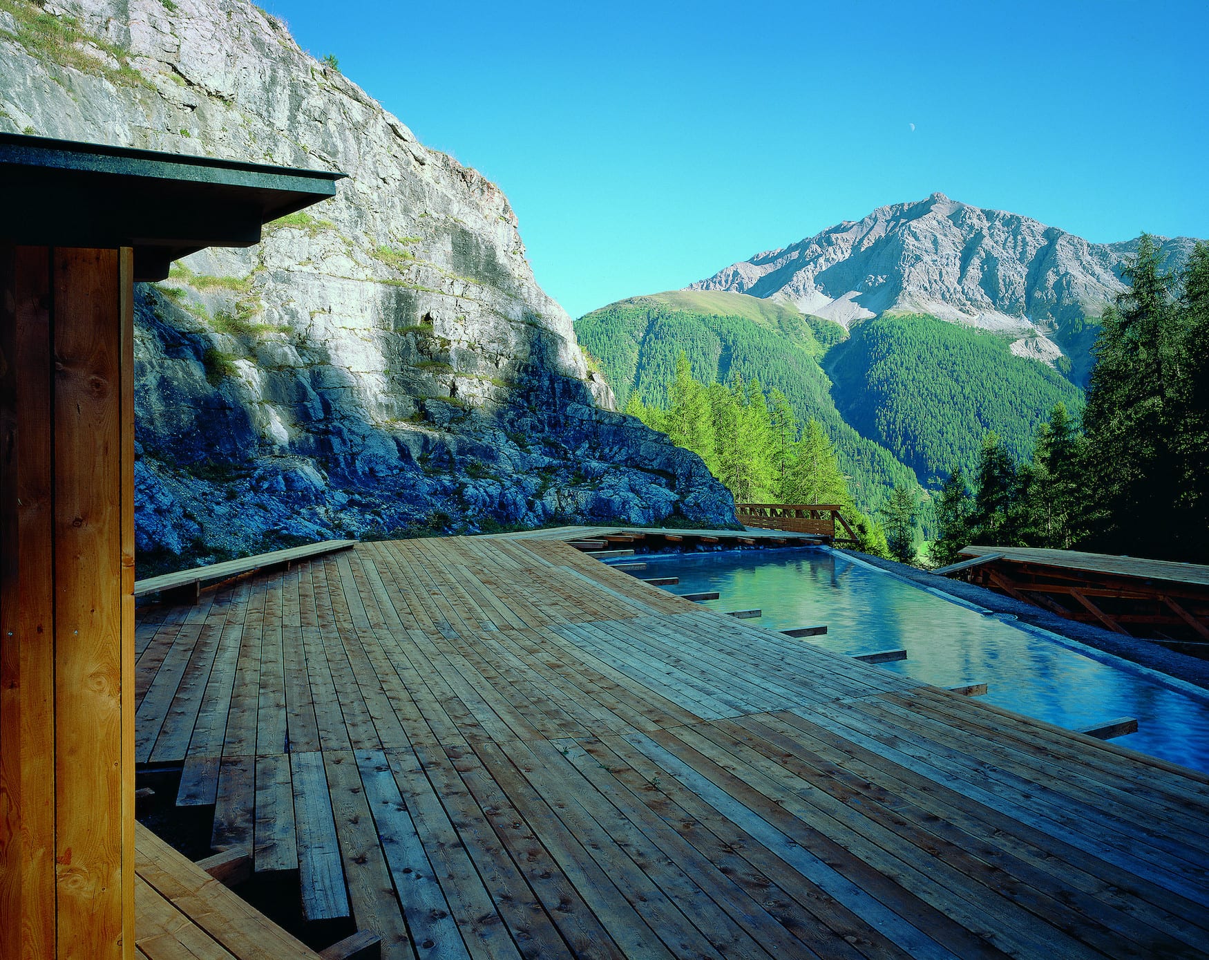 Das Felsenbad von Tadashi Kawamata – ein «Reflecting Pool» umgeben von einer Holzplattform – bildet mit seiner kleinen finnischen Sauna unter freiem Himmel eine Ergänzung zum eher nach innen gerichteten Hamam.