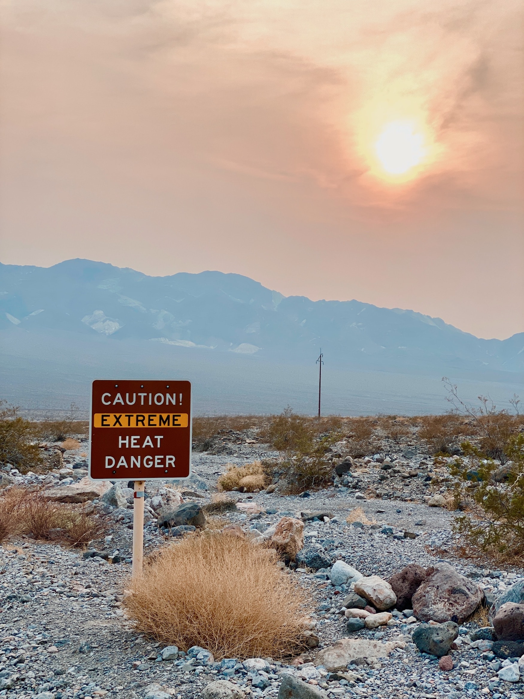 Hitzegefährt-Schild im Death Valley nahe des Badwater Basin