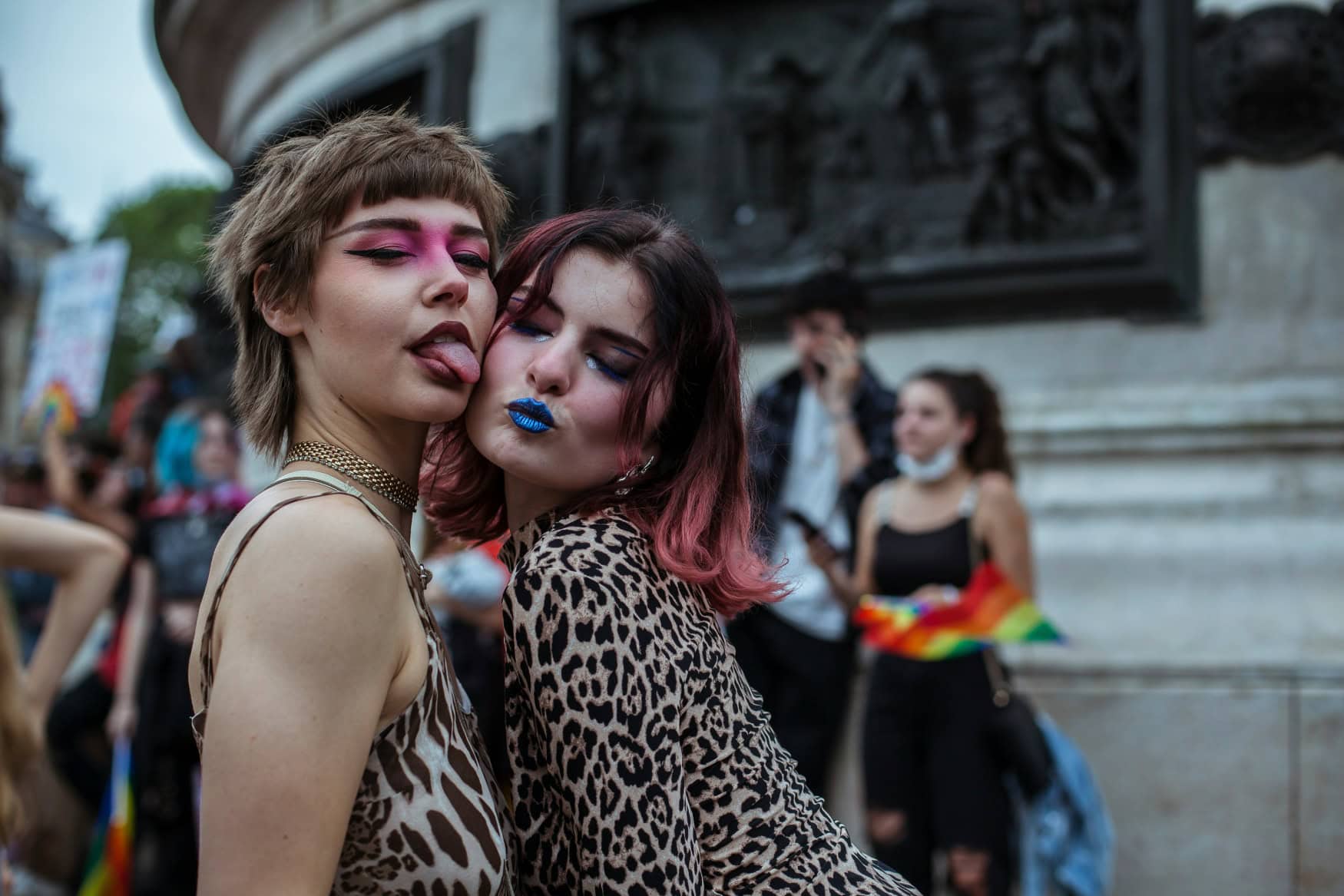 Personen auf einer Pride-Demo in Paris