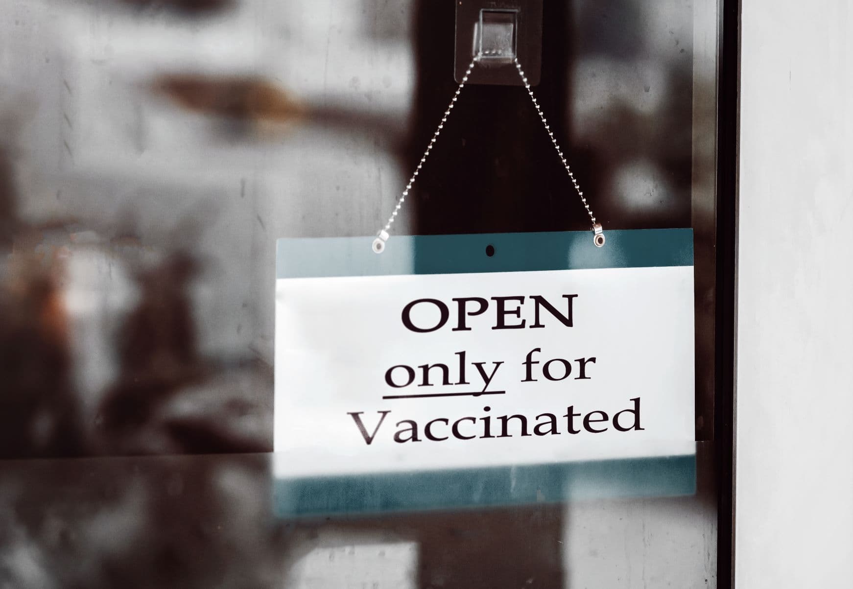 Schaufenster-Aushang: Open only for vaccinated