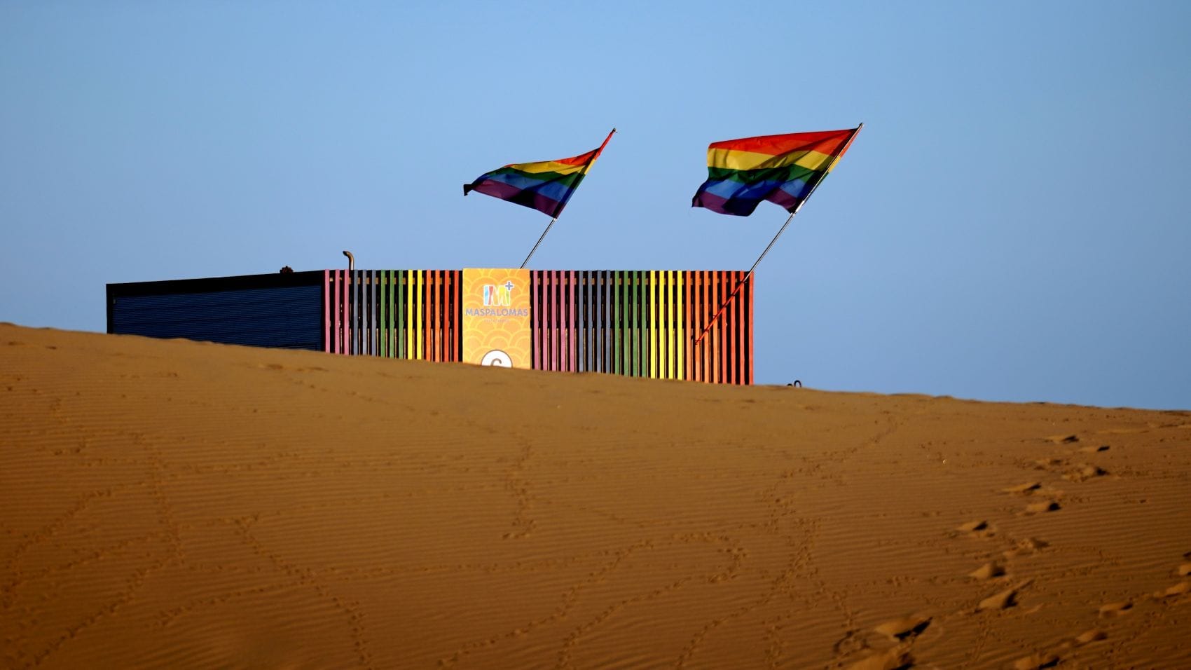 Strandhütte in Regenbogenfarben am Gay-Strand in Maspalomas auf Gran Canaria 