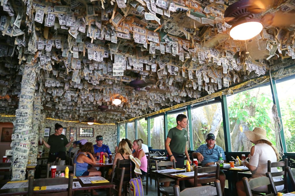 Cabbage Key Restaurant, in dem Dollarscheine von der Decke hängen