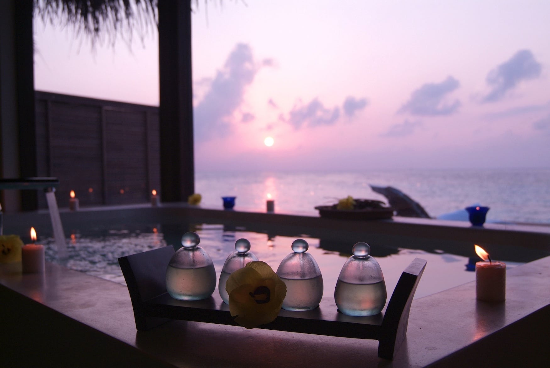 Blick aus dem Coco Spa auf den Malediven auf den Sonnenuntergang