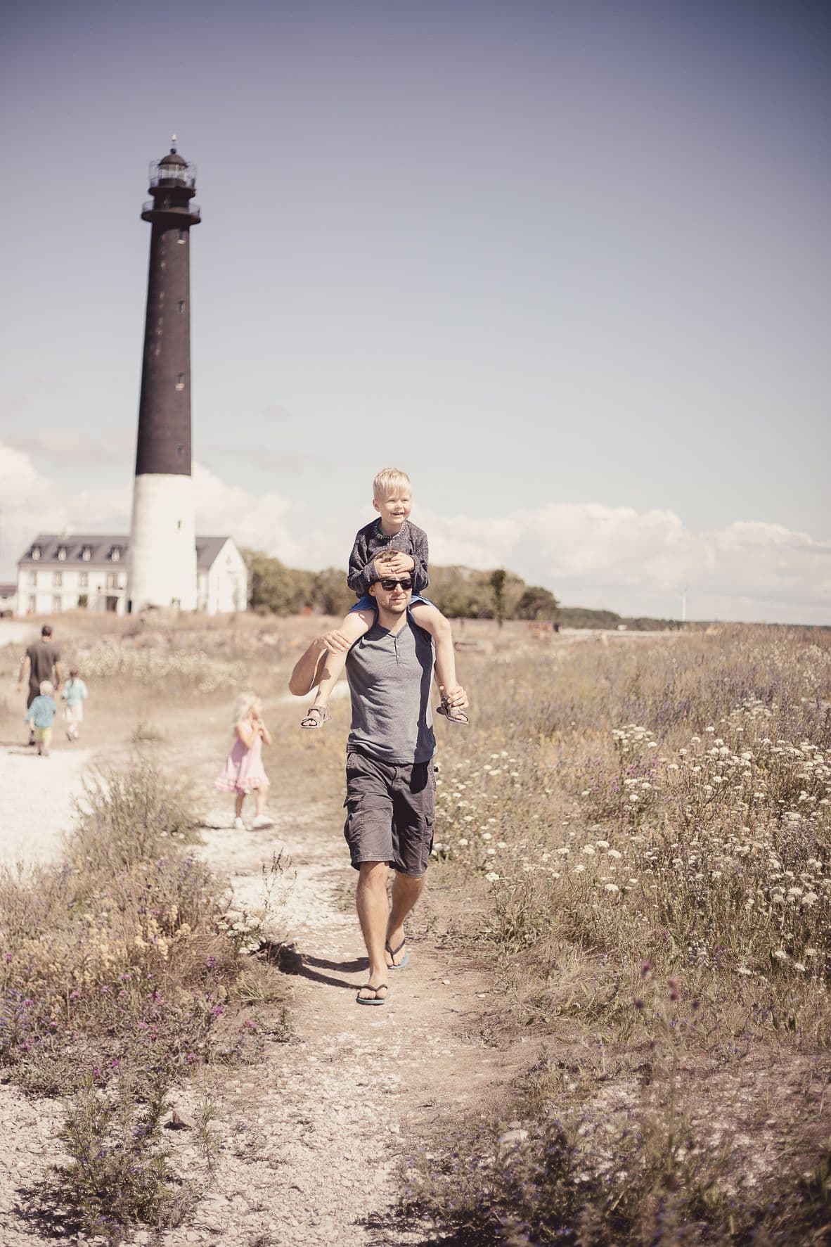 Familien wandern in Sorve auf der Insel Saaremaa 