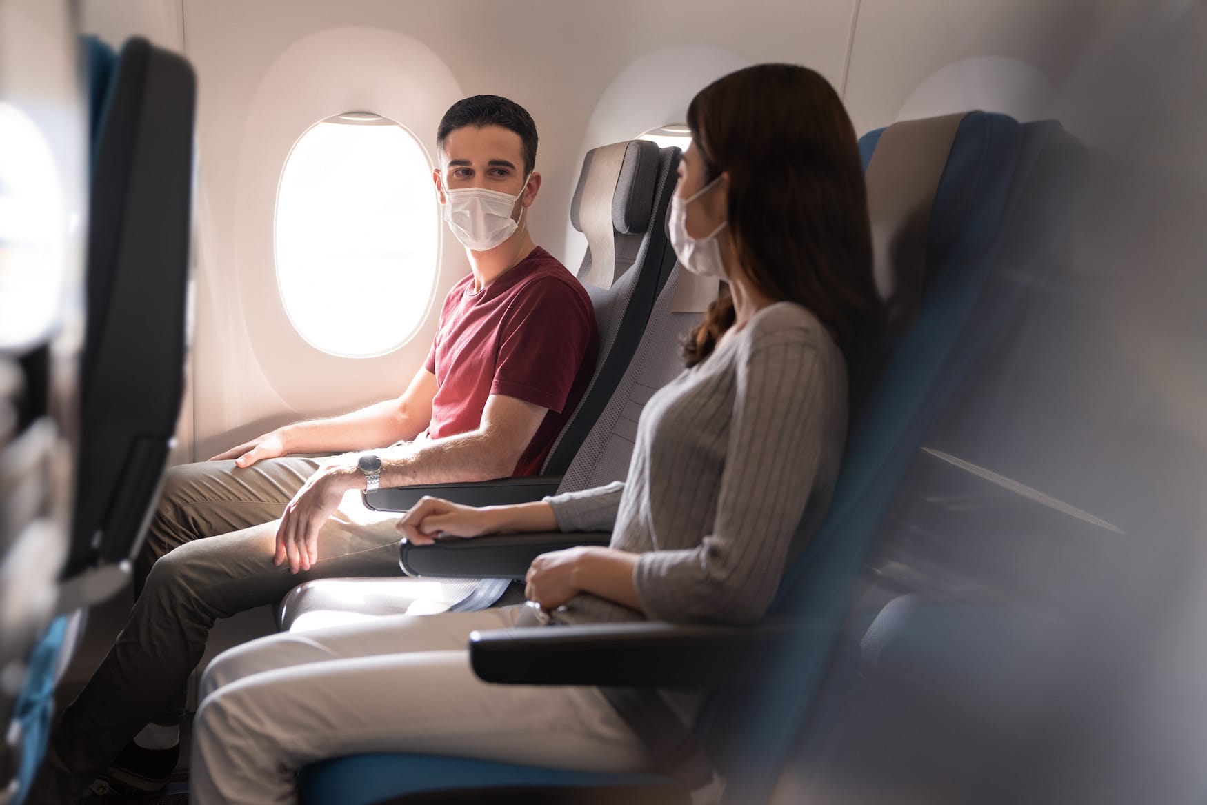 Zwei Flugreisende unterhalten sich während Flug