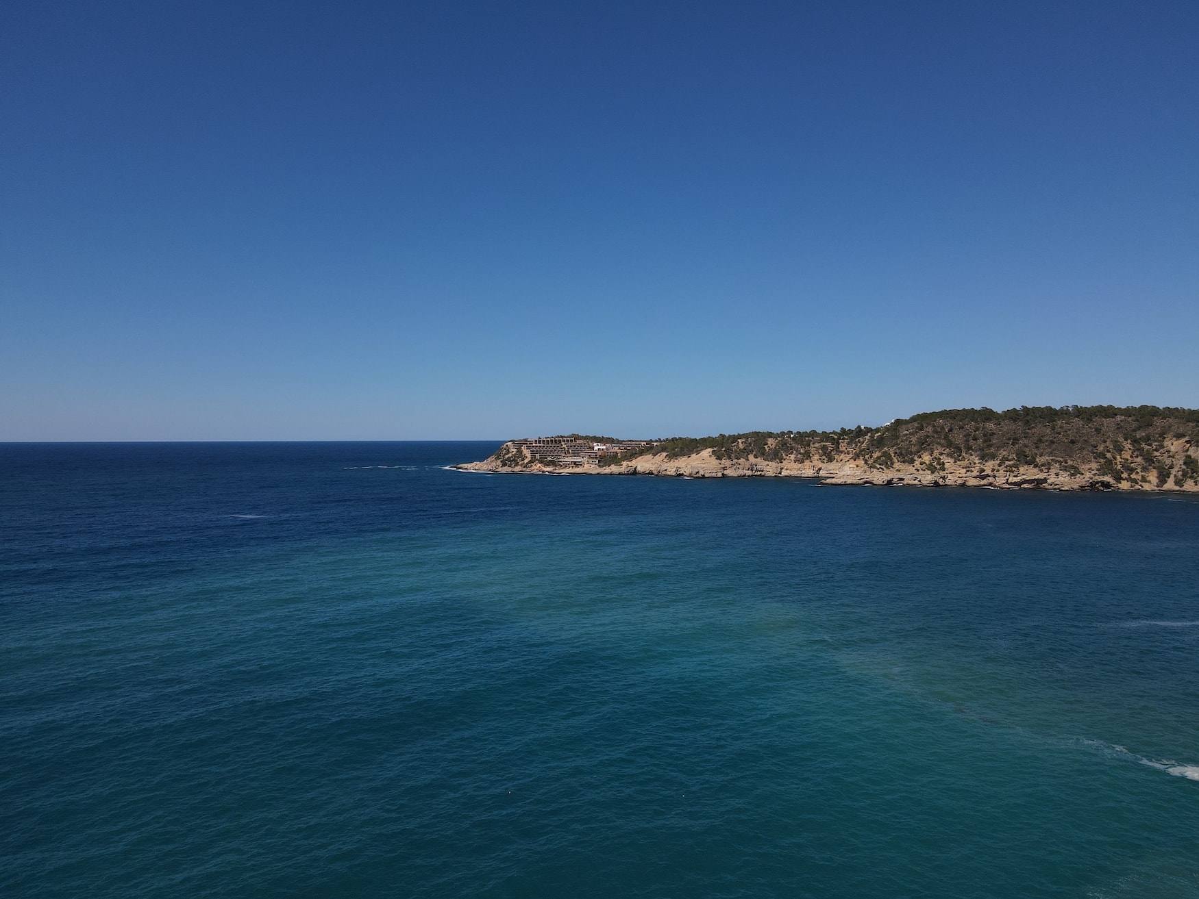 Ibizas Küste von oben