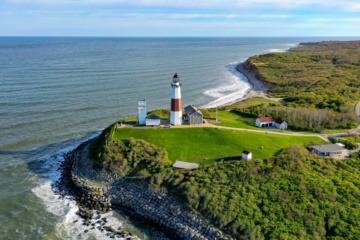 Luftbild des Montauk Leuchtturms und des Strandes in Long Island