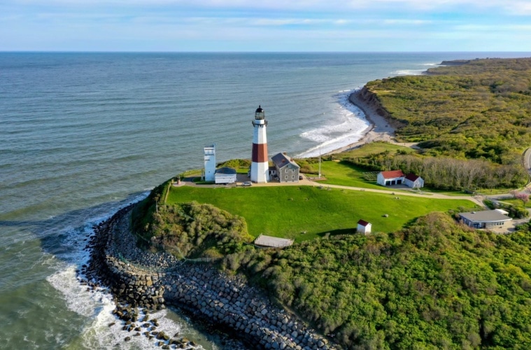 Luftbild des Montauk Leuchtturms und des Strandes in Long Island