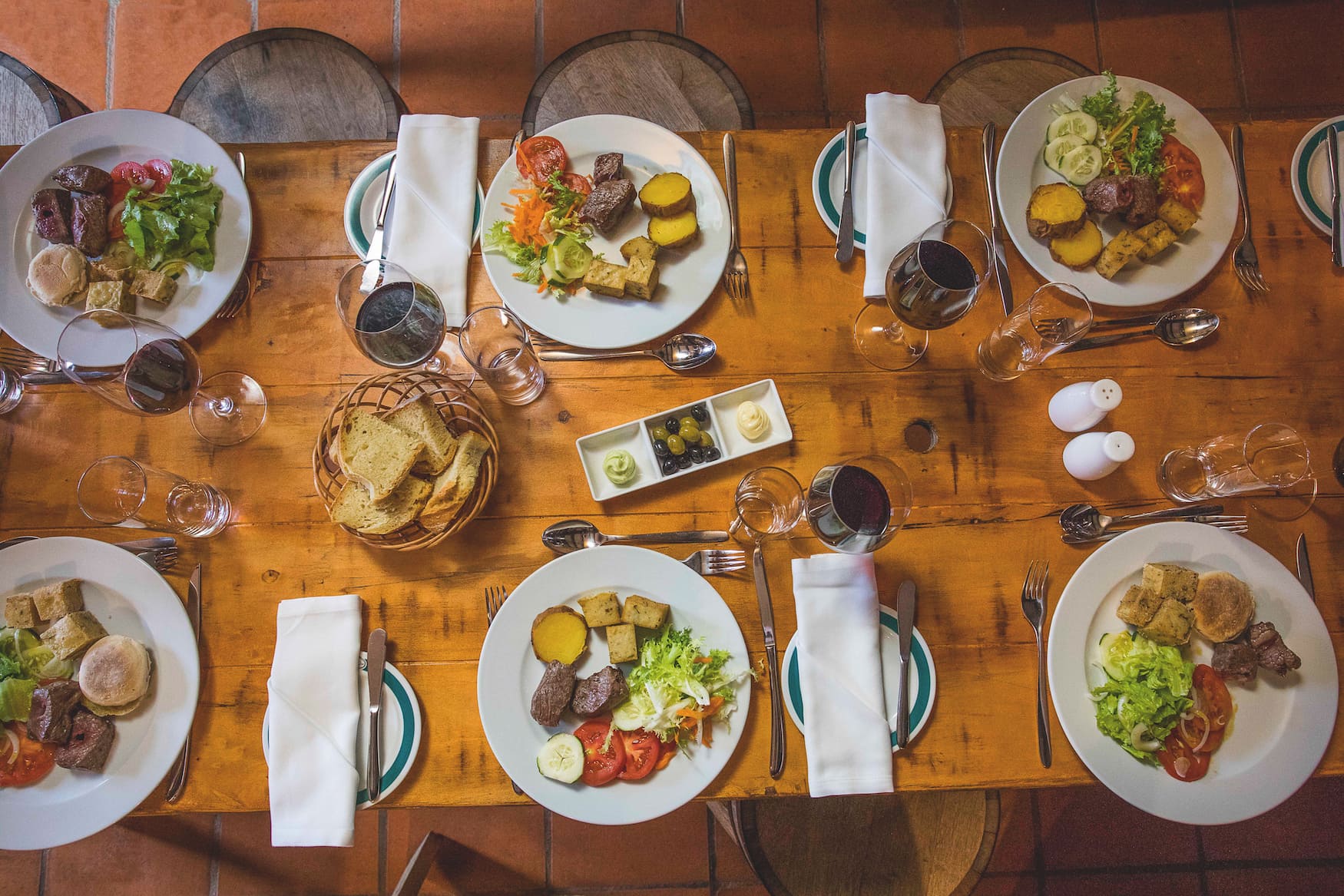 Gedeckter Tisch während einer Madeira Reise im Winter mit Olimar Reisen
