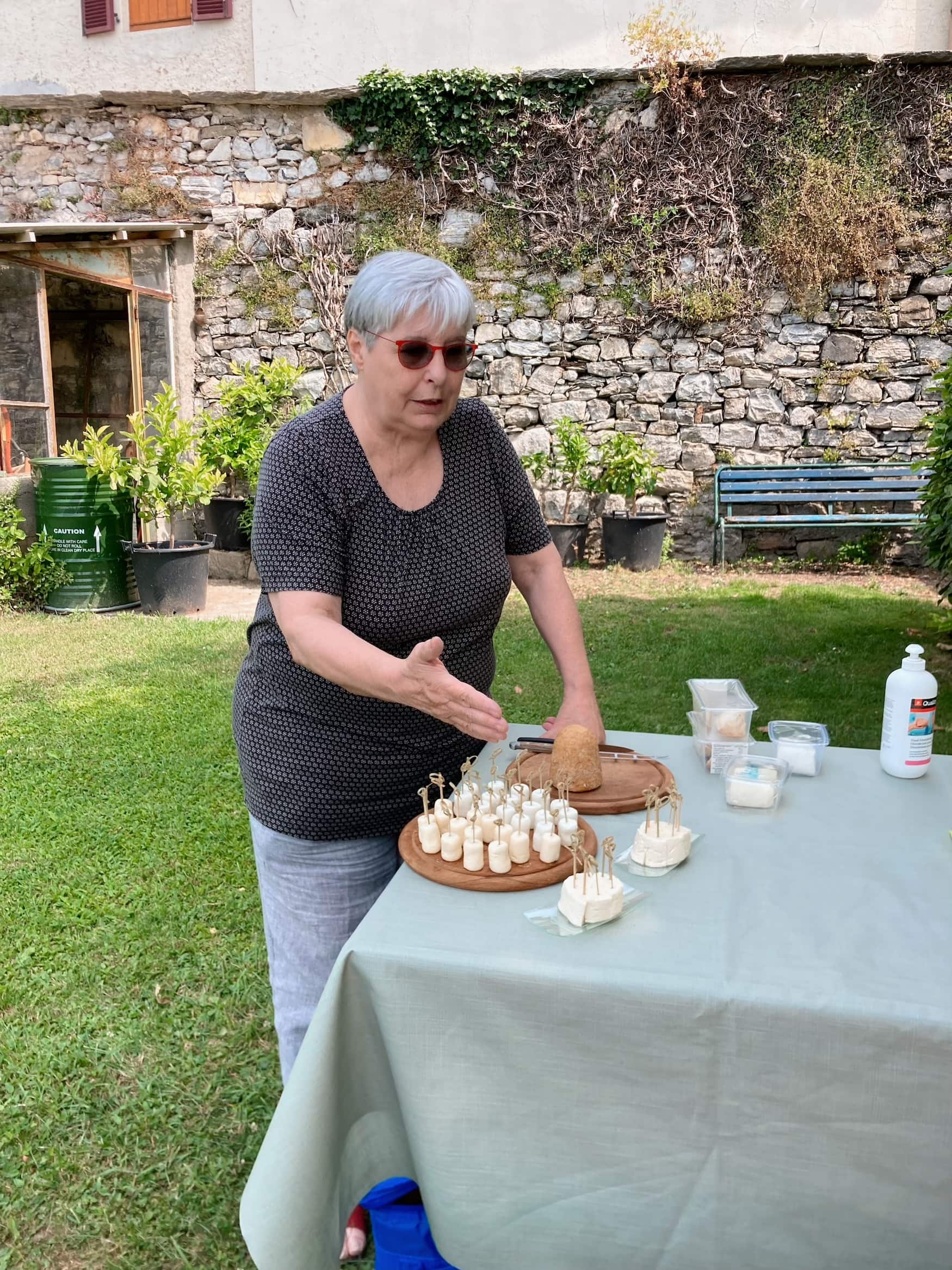 Marialuce Valutini reift Käse in Grotten im Tessin und nimmt Gäste kulinarisch mit
