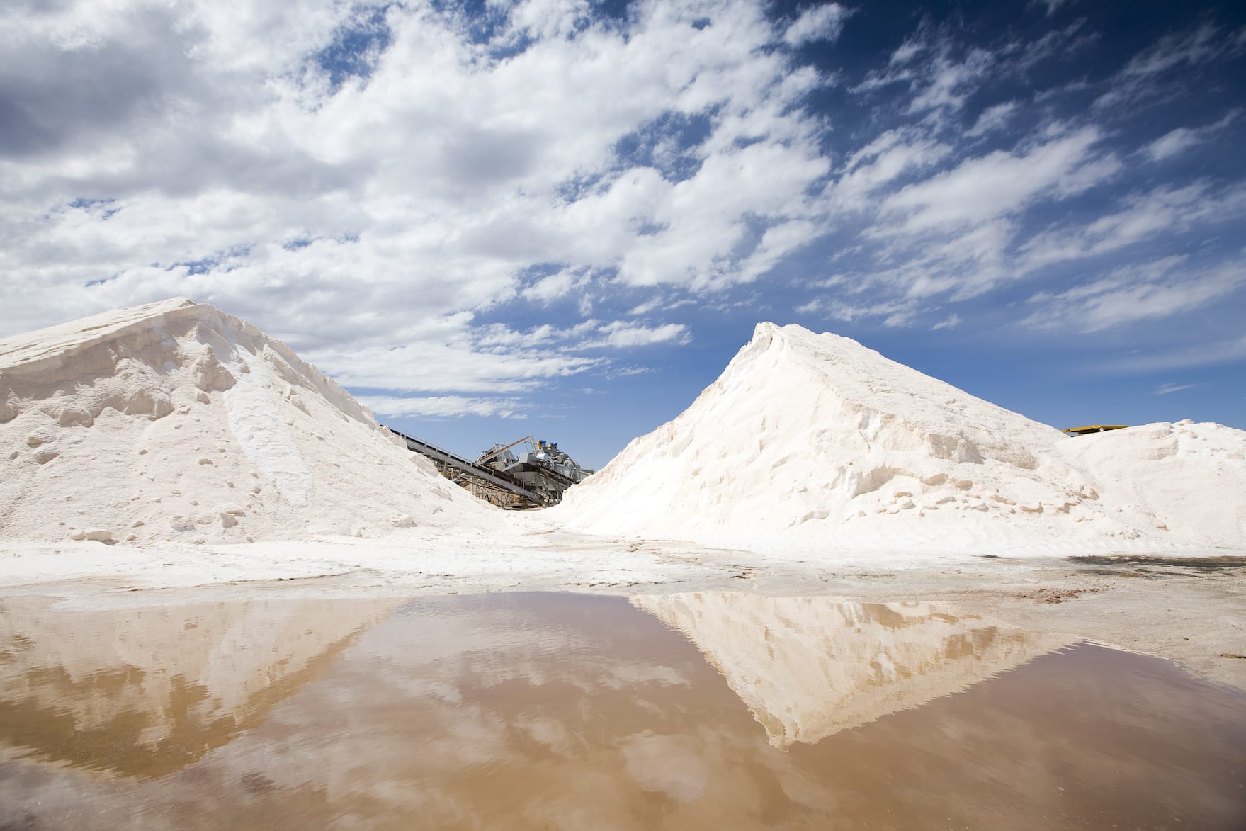 Pinkes Salz wird abgebaut am Murray River in Australien