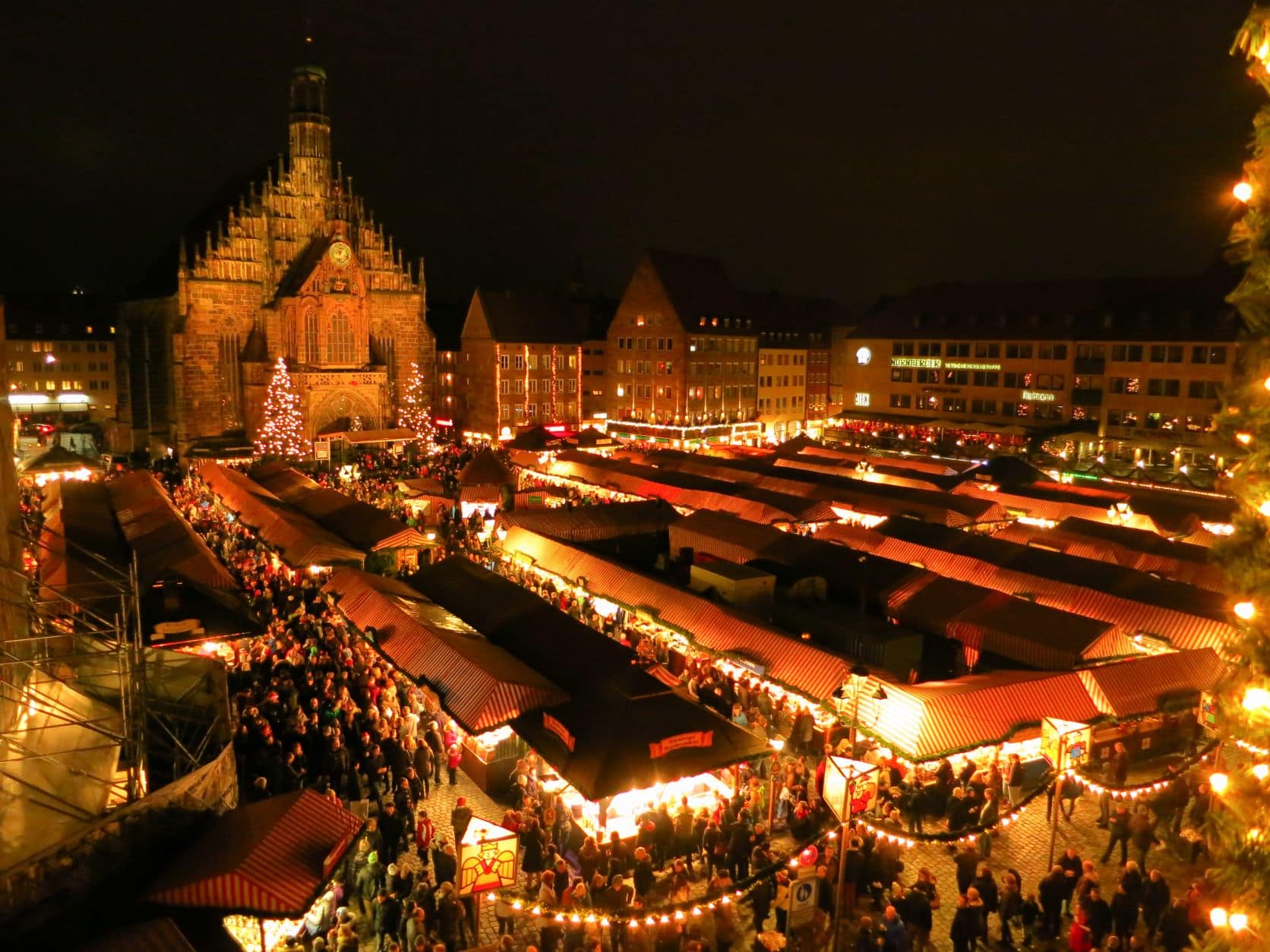 Blick auf den Weihnachtsmarkt in Nürnberg bei Dunkelheit 
