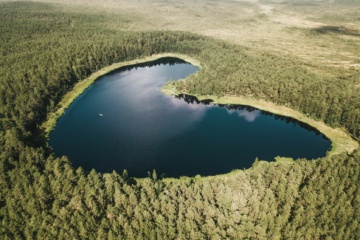 See in Form eines Herzes in Estland