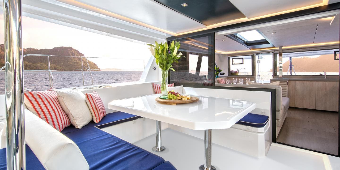 Komfortabel an und unter Deck: Der Moorings 4500 Segel-Katamaran mit vier Kabinen 