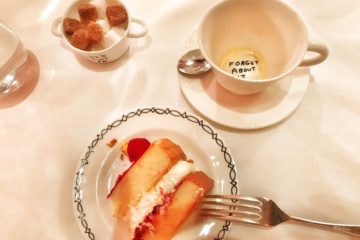 Kuchen und Tee serviert beim Afternoon Tea in einem Hotel in London