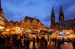 Blick auf den Weihnachtsmarkt vor dem Bremer Rathaus