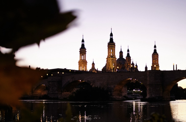 Basilika in Saragossa am Abend bei Sonnenuntergang