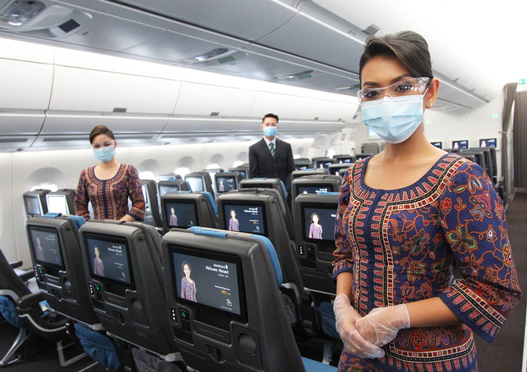 Crew von Singapore Airlines trägt auf den Flügen zur Sicherheit Mund-Nasen-Schutz