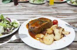 Typisches Gericht aus Rheinland-Pfalz mit Fleisch und Kartoffeln