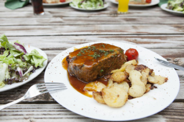 Typisches Gericht aus Rheinland-Pfalz mit Fleisch und Kartoffeln
