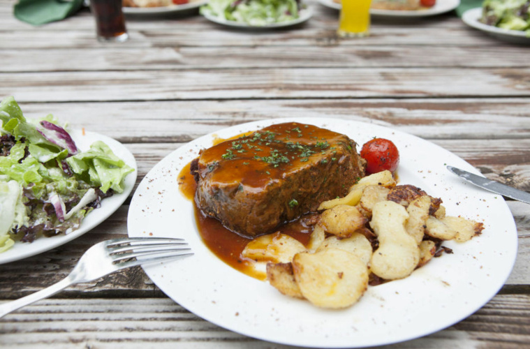 Typisches Gericht aus Rheinland-Pfalz mit Fleisch und Kartoffeln