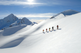 Die Stille genießen Tourengeher in unberührter Schneelandschaft hoch über St. Anton am Arlberg